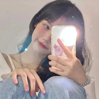 给小酒馆女子喝高杯酒